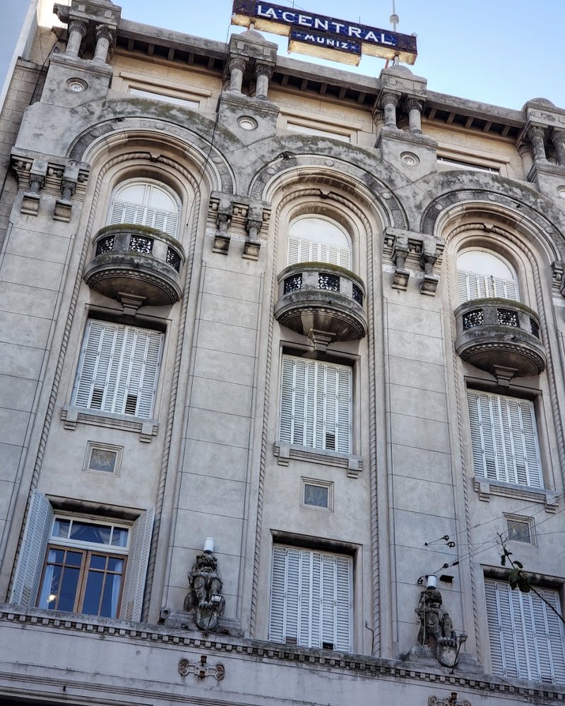 Fachada del Hotel Muñiz sobre la calle O'Higgins